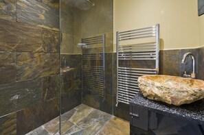 Bathtub, hair dryer, towels - Cayenne Canopy, by Veeve (London)