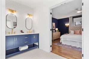 3 habitaciones, escritorio, tabla de planchar con plancha y wifi gratis