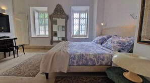 1 bedroom, bed sheets