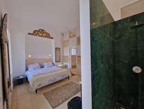 1 bedroom, bed sheets
