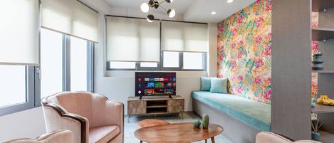 设计公寓 | 起居区 | 50-英寸智能电视(配备卫星频道)、电视、Netflix