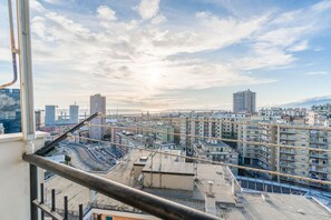 Property grounds - GuestHost - Cozy apartment of 80 square meters, able to accommodate up to 4 people, located on the sixth floor of a building with a lift that can be opened with a key (supplied).The property boasts a panoramic balcony of 7 sqm with awning and a sea view  (Genova)