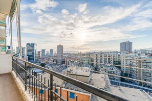 Property grounds - Cozy apartment of 80 square meters, able to accommodate up to 4 people, located on the sixth floor of a building with a lift that can be opened with a key (supplied).The property boasts a panoramic balcony of 7 sqm with awning and a sea view from all roo (Genova)