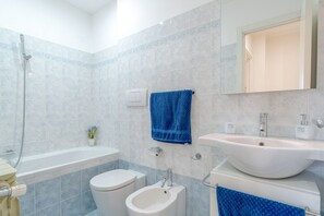 Badewanne, Haartrockner, Bidet, Handtücher