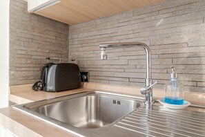 Microwave, oven, stovetop, dishwasher - GuestHost - Cozy apartment of 80 square meters, able to accommodate up to 4 people, located on the sixth floor of a building with a lift that can be opened with a key (supplied).The property boasts a panoramic balcony of 7 sqm with awning and a sea view  (Genova)