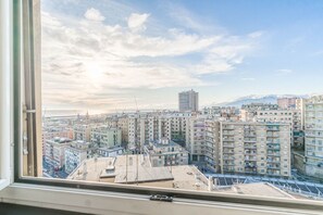 Interior - Cozy apartment of 80 square meters, able to accommodate up to 4 people, located on the sixth floor of a building with a lift that can be opened with a key (supplied).The property boasts a panoramic balcony of 7 sqm with awning and a sea view from all roo (Genova)