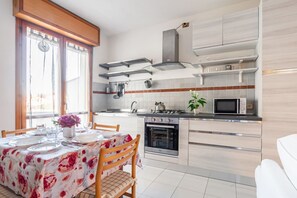 Microondas, horno, parrilla de estufa y tostadora