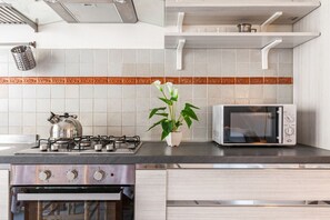 Microondas, horno, parrilla de estufa y tostadora 