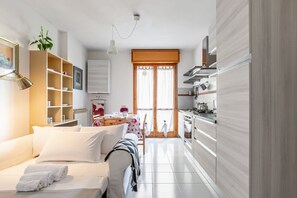 1 habitación, tabla de planchar con plancha, internet y ropa de cama