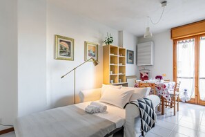 1 habitación, tabla de planchar con plancha, internet y ropa de cama