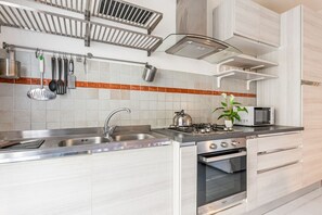 Microondas, horno, parrilla de estufa y tostadora