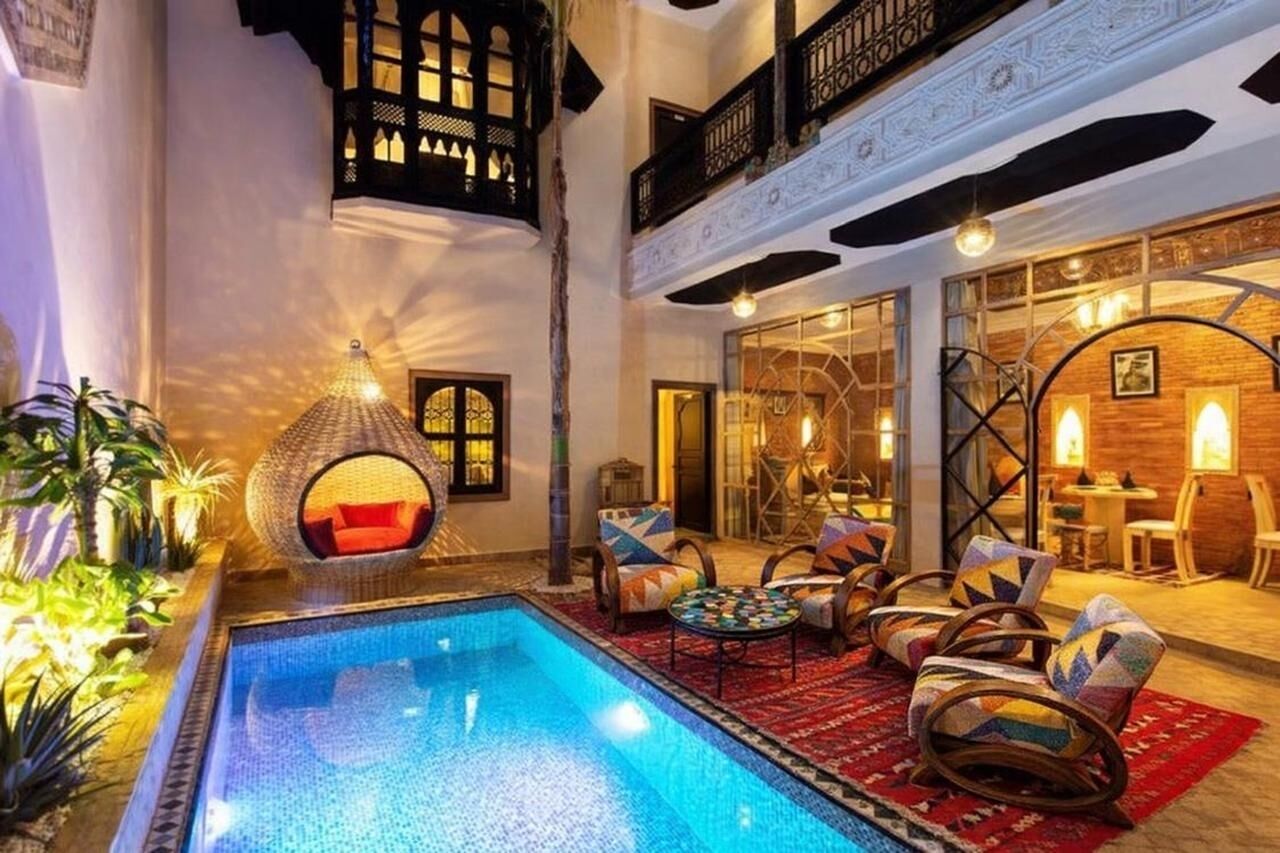 Een binnenzwembad en een buitenzwembad