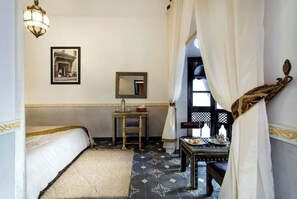 5 Schlafzimmer, Zimmersafe, Schreibtisch, Bügeleisen/Bügelbrett