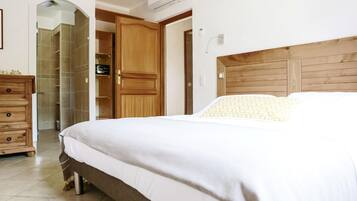1 dormitorio, caja fuerte, tabla de planchar con plancha y cuna de viaje