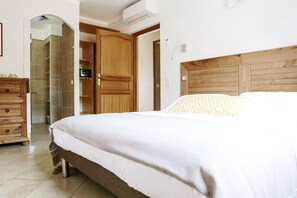 1 chambre, coffres-forts dans les chambres, fer et planche à repasser