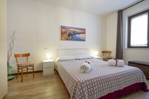2 chambres, bureau, fer et planche à repasser, accès au Wi-Fi (inclus)