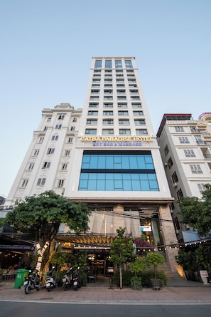 Front of property - Cat Ba Paradise Hotel - Sky Bar & Massage (Hai Phong)
