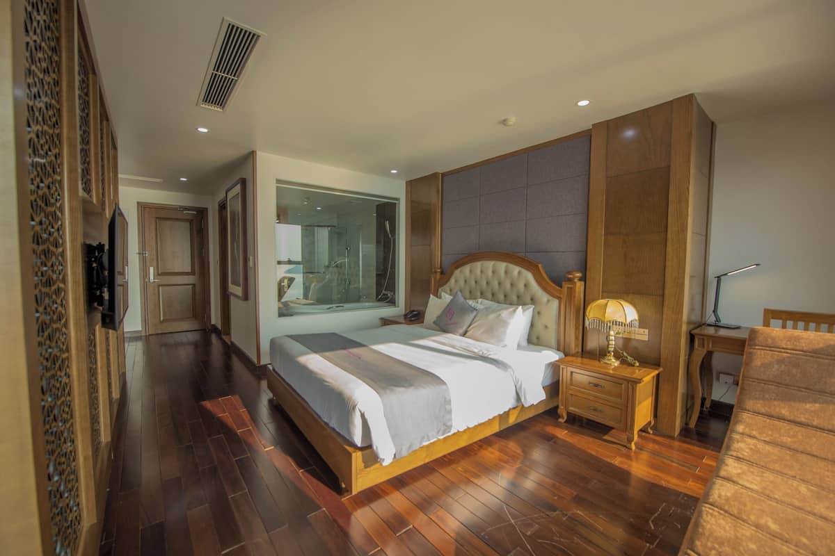 Executive Suite | 1 bedroom, premium bedding, down duvets, memory-foam beds