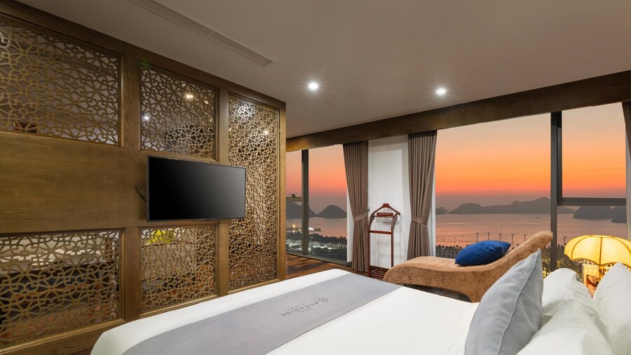 Cat Ba Paradise Hotel - Sky Bar & Massage