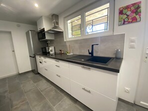 Fridge, microwave, oven, stovetop - Cozy Renovated 1BR Ground Floor Apartment with Garden near Beach - Saint Brevin L'Ocean (Saint-Brevin-les-Pins)