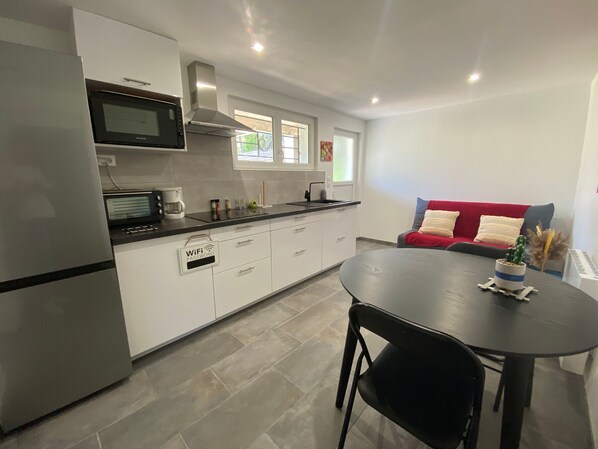 Kühlschrank, Mikrowelle, Ofen, Herdplatte