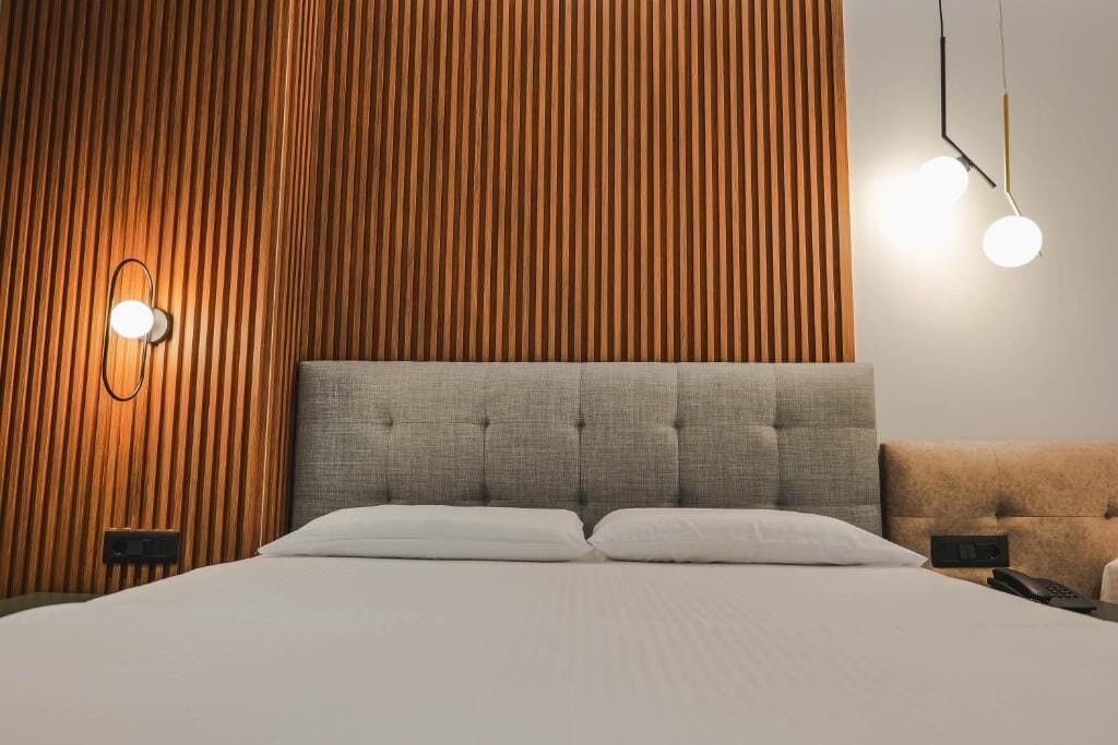 Deluxe-Dreibettzimmer, Meerblick | Schreibtisch, schallisolierte Zimmer, kostenloses WLAN, Bettwäsche