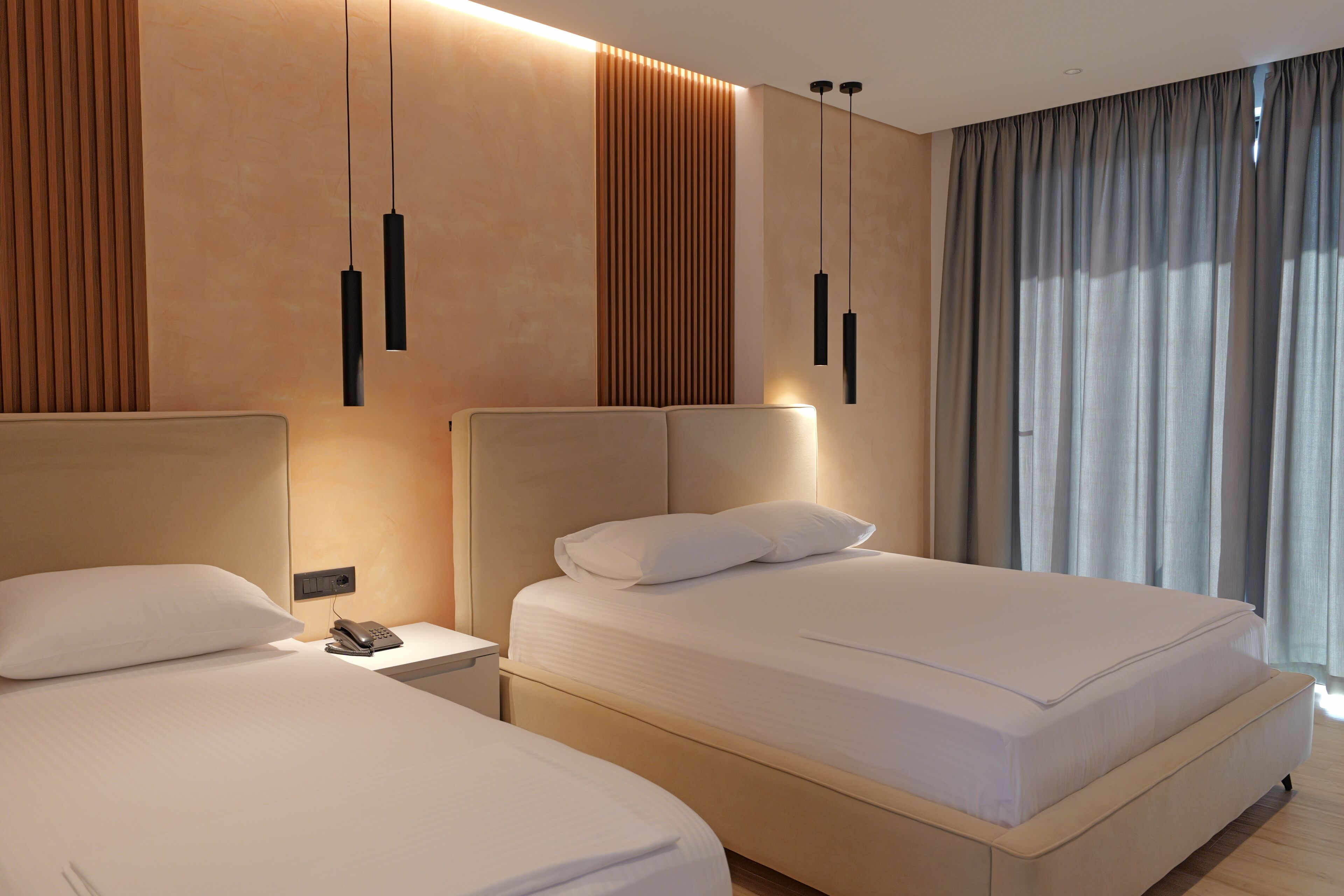 Deluxe driepersoonskamer, uitzicht op zee | Een bureau, geluiddichte muren, gratis wifi, beddengoed