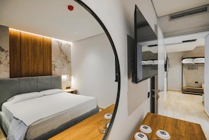 Escritorio, sistema de insonorización, wifi gratis y ropa de cama