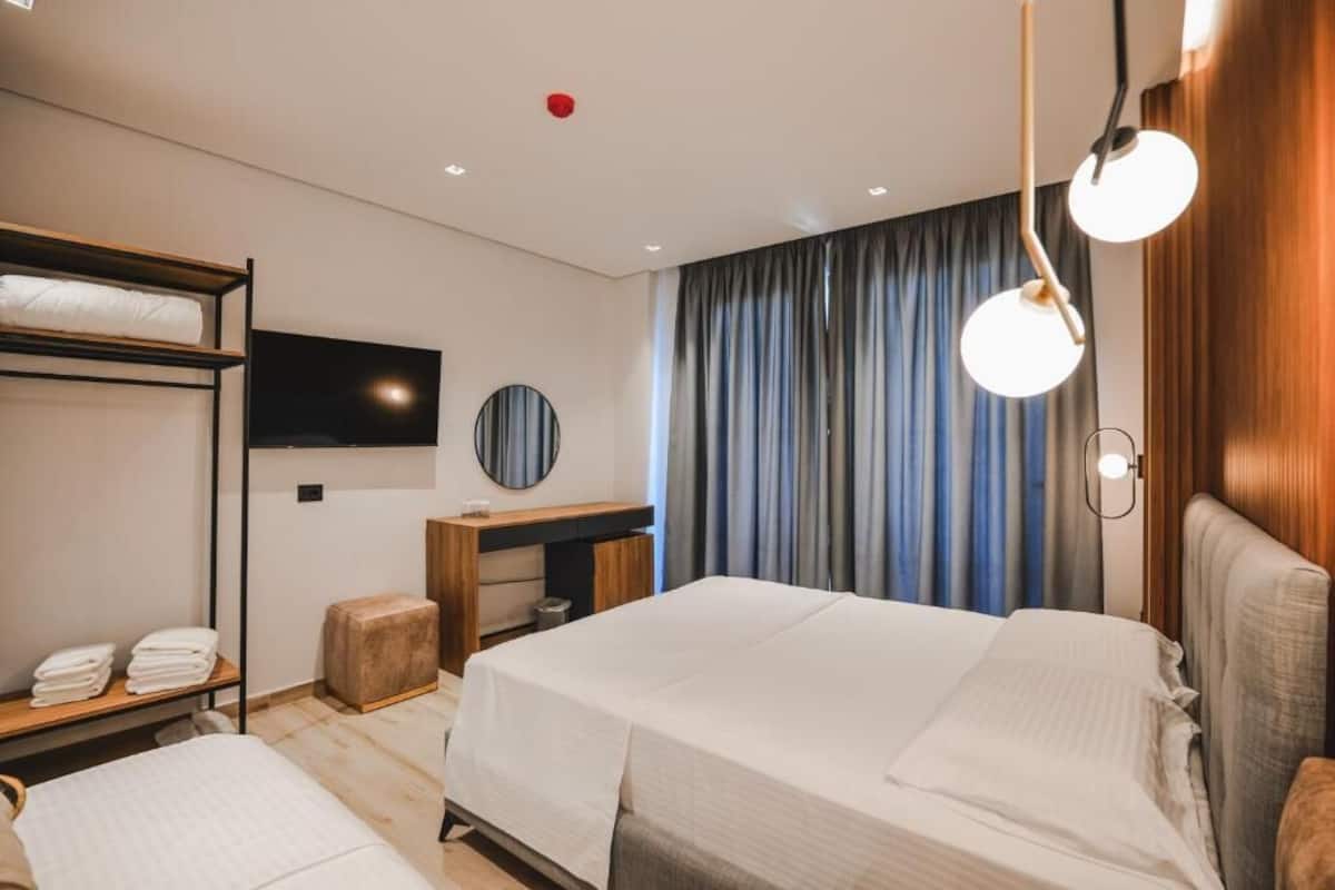 Habitación triple Deluxe, vista al mar | Escritorio, insonorización, wifi gratis y ropa de cama