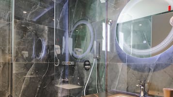 Familien-Suite | Badezimmer | Kostenlose Toilettenartikel, Haartrockner, Hausschuhe, Bidet