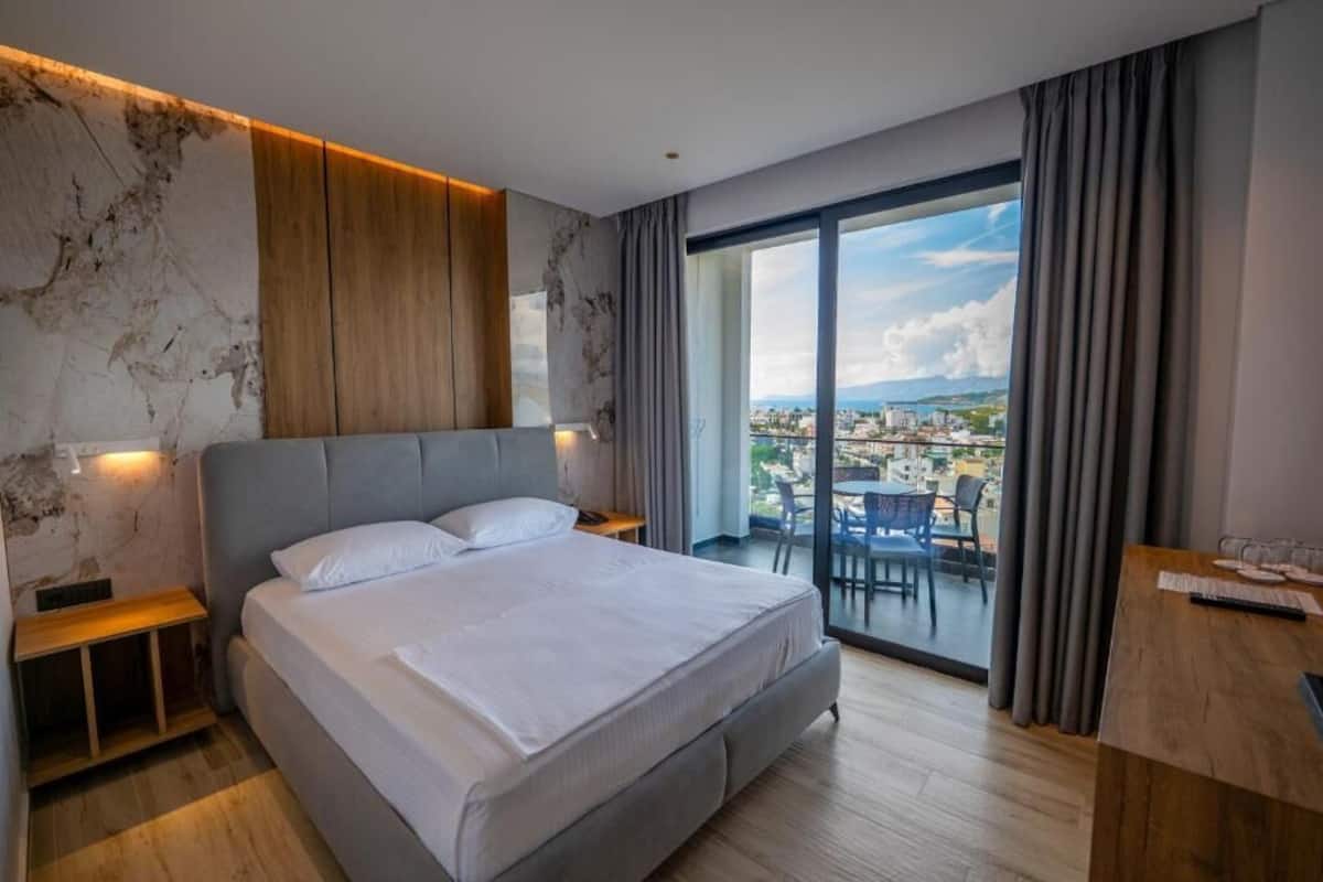 Habitación doble Deluxe, vista al mar | Escritorio, insonorización, wifi gratis y ropa de cama