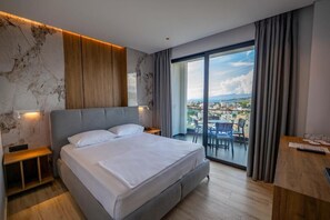 Deluxe Double Room, Sea View | Desk, soundproofing, free WiFi, bed sheets