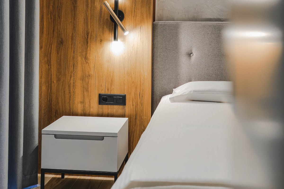 Escritorio, insonorización, wifi gratis y ropa de cama