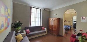 تلفزيون بشاشة مسطحة بحجم 30-بوصة يعرض قنوات تلفزيونية رقمية، تلفزيون