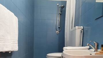 Dusche, kostenlose Toilettenartikel, Haartrockner, Handtücher