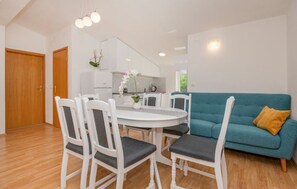 Interior - A spacious house with a swimming pool and a large garden. (podbablje)