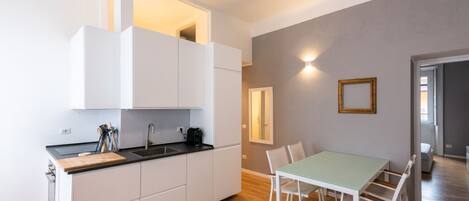 Kühlschrank, Ofen, Geschirrspüler, Wasserkocher mit Kaffee-/Teezubehör