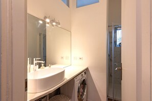 Shower, hair dryer, towels - Sant'Ambrogio - Milan, central apartament for 5 (Milano)