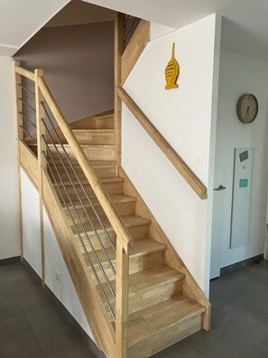 A wooden staircase with metal railings leading to a landing. - New Villa by the Sea (Saintes-Maries-de-la-Mer)