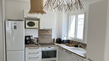 Réfrigérateur, micro-ondes, four, plaque de cuisson