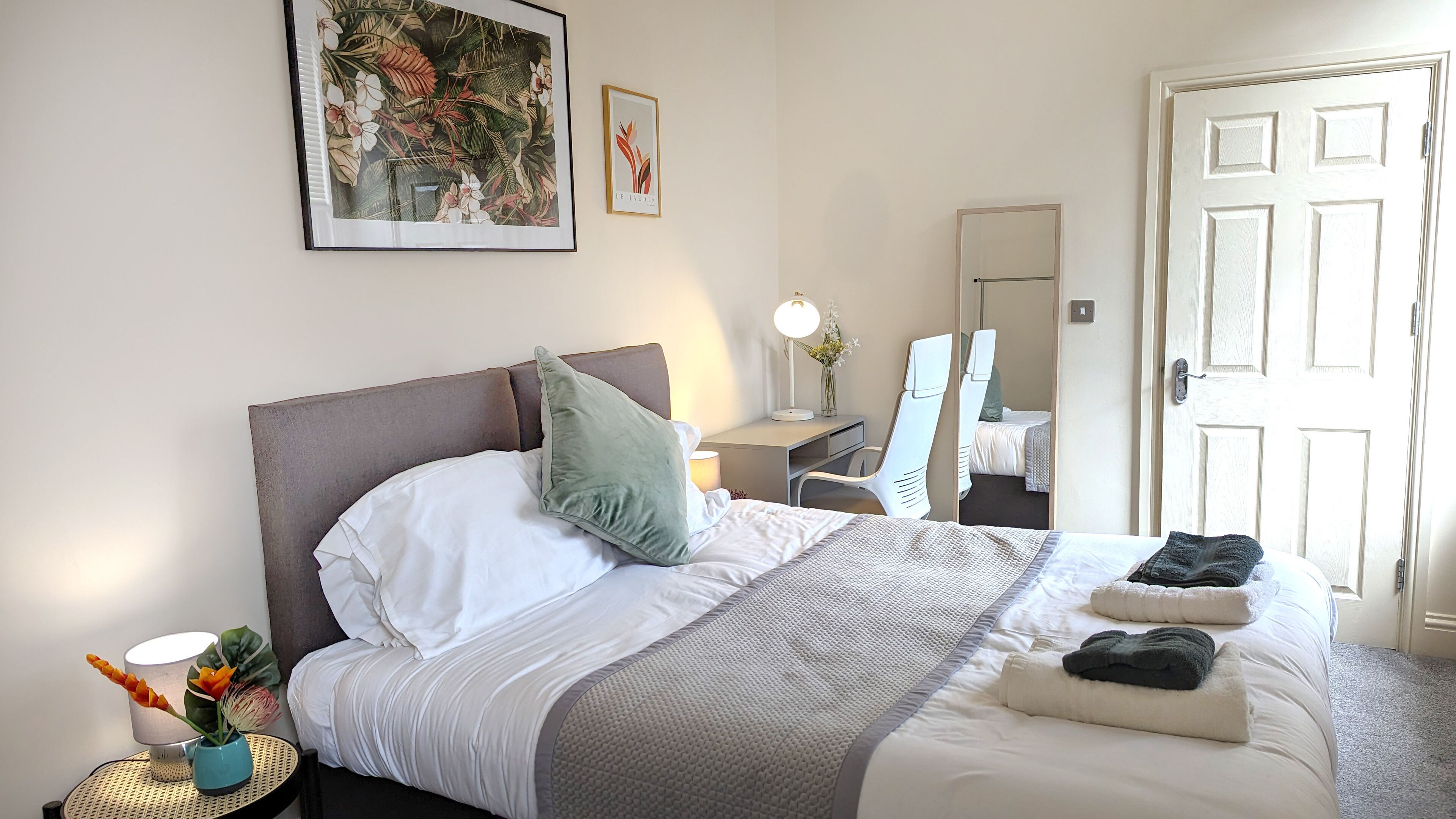 2 bedrooms, desk, iron/ironing board, WiFi