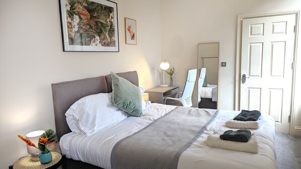 2 bedrooms, desk, iron/ironing board, WiFi