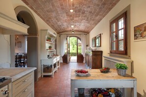 尊爵別墅 | 私人廚房 | 大型冰箱、微波爐、烤箱、爐台