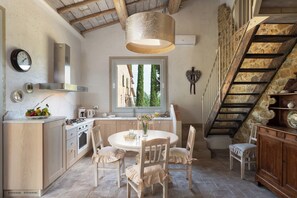 Exclusive Villa | Private kitchen | Full-size fridge, microwave, oven, stovetop - Villa Tramonto (Gambassi Terme)