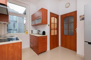 Réfrigérateur, micro-ondes, plaque de cuisson, lave-vaisselle