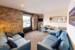 TV - Kings Quay Apartment 1 (Brixham)