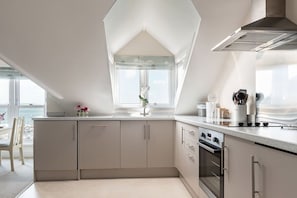 Fridge, microwave, oven, dishwasher - Stepaside Apartments - Tom`s Nest (Brixham)