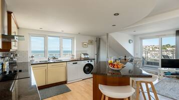 Réfrigérateur, micro-ondes, plaque de cuisson, lave-vaisselle