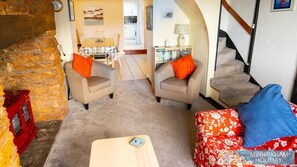 Fernseher, Kamin, DVD-Player, Bücher