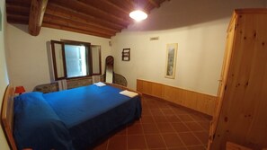 2 bedrooms, iron/ironing board, travel cot, free WiFi
